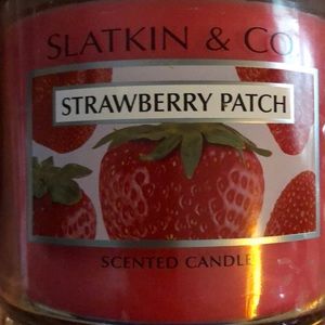 Slatkin & CO Accents - Strawberry patch cynic candle Slatkin and co Slatkin & CO Accents - Strawberry patch cynic candle Slatkin and co